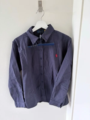 Ralph lauren skjorta - Säljer den här lite schysstare raffe skjortan nu! Säljer den riktigt billigt då passformen på den är riktigt skum🤔storleken på den här är M men sitter som sagt skumt! Hör av er vid minsta fundering! Mvh Quadra Closet!