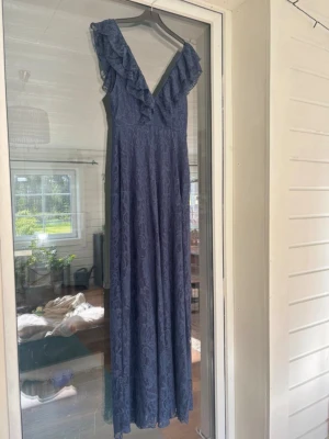 Lång blå spetsklänning med volang - Superfin klänning som kan användas för bal, fest m.m 💕Nypris 700kr 