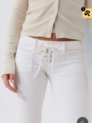 Gina Tricot 14+ Pleated Tie Jeans  - Säljer dessa trendiga vita jeans från Gina Tricot  i storlek S.Dem är även slutsålda på hemsidan, modell 14+ Pleated Tie Jeans.Jätte snygga till både vardag & fest.Ett plagg man borde kan klä upp och klä ner.pris kan diskuteras!!