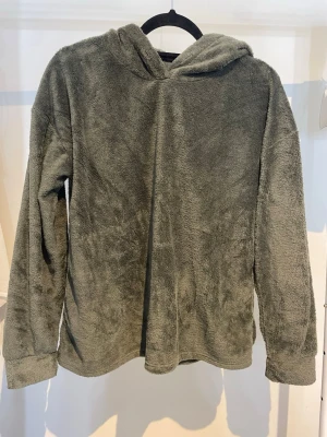 Grön hoodie - En grön hoodie från Lager 157, storlek XS.