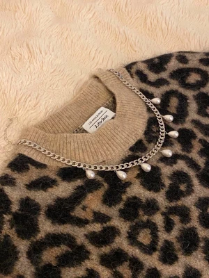 Silver halsband med pärldroppar - Helt ny och rostfri
