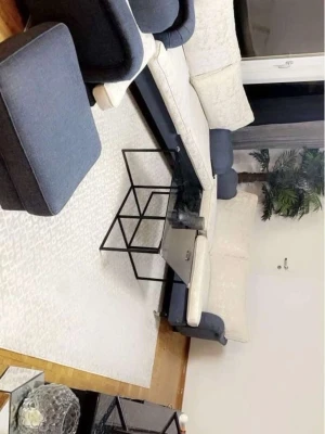 Modern soffgrupp med soffbord, hämtas på plats  - Säljer en modern soffgrupp i mörkgrått tyg med matchande fotpall och vita dynor. Tillhörande soffbord i glas med svart metallram och geometrisk design. Perfekt för vardagsrum med stilren känsla. Passar dig som gillar minimalistisk inredning.