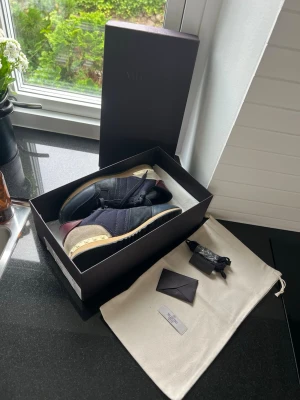 Valentino Garavani sneakers blå/beige - Säljer nu mina fina valentino rockrunners! De är i mycket fint skick som ni ser, strl 42! Det är bara o höra av er vid minsta fråga eller intresse!