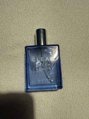 CLEAN Fresh Laundry Eau de Toilette - Fräsch parfym från CLEAN i doften Fresh Laundry. Flaskan är rektangulär och genomskinlig med blå ton och har ett silverfärgat lock. Volymen är 60 ml. Perfekt för dig som gillar rena och lätta dofter.