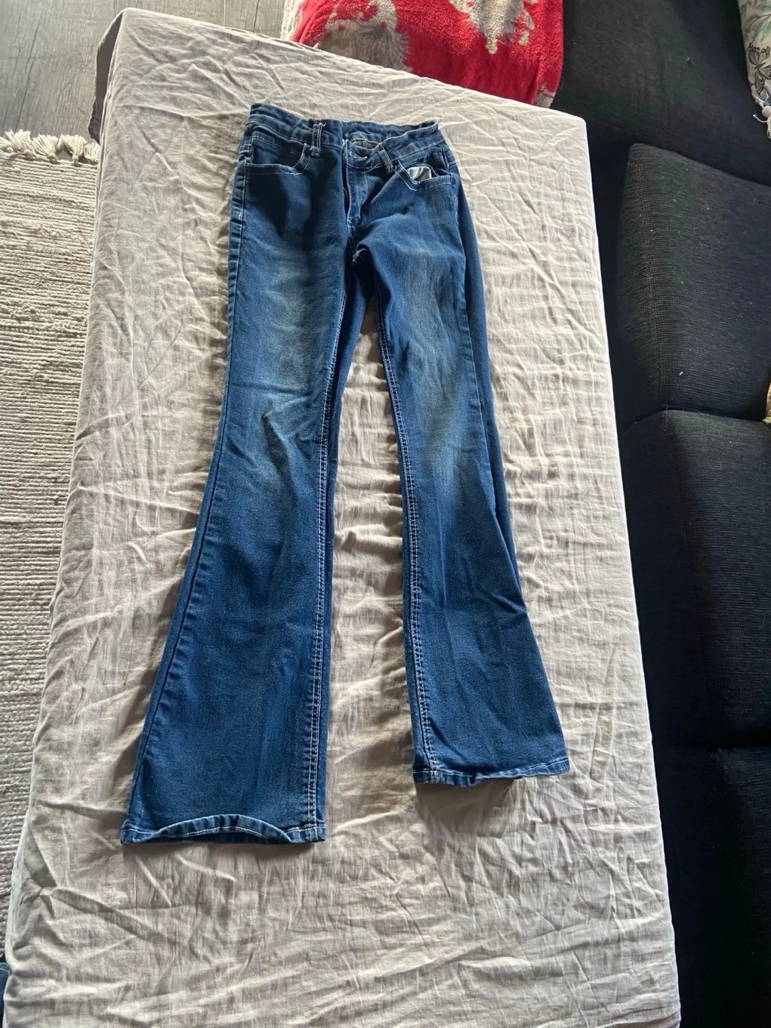 Blå bootcut jeans med utsvängda ben