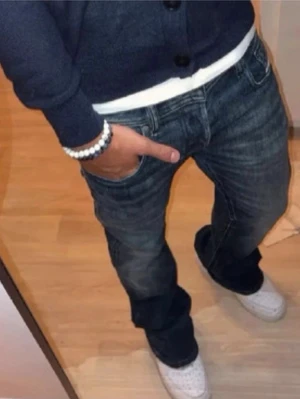 Diesel jeans  - Diesel jeans – Nyskick, aldrig använda 🔥  Säljer ett par riktigt snygga Diesel-jeans i perfekt skick – de är aldrig använda. Klassisk mörk tvätt med snygga slitningar/fade-effekter som ger en stilren och exklusiv look.  ✔️ Aldrig använda ✔️ Perfekt skick – som nya ✔️ Original Diesel ✔️ Bekväm passform och hög kvalitet  Passar lika bra till sneakers som till en mer uppklädd outfit. |Nypris 2000kr | mitt pris 899kr| 
