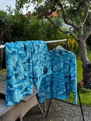 Blå Bape set - Den har 2 onsynliga fläckar på framsidan. Men underbar och sticker ut. Perfekt för sommarväder