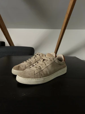 GANT Suade Sneaker - GANT Suade Sneaker i storlek 43  Skorna är i gott skick med normala täcken på användning, se bilder