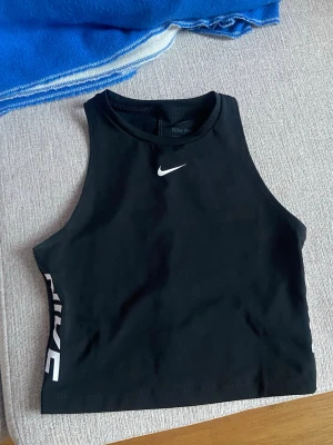 Nike pro topp - Nike pro sport linne / topp i träningsmaterial, köpt på vinted men säljer pga köpte fel storlek (har den i S och älskar den!)