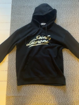 Saint Laurent hoodie  - Säljer denna riktigt schyssta hoodie för ett bra pris samt i toppskick. Den är storlek L men skulle säga att det sitter nogorlunda mindre, Vid frågor är det bara att höra av er//Wilhelm