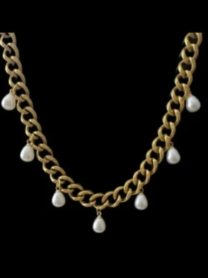 Guldpläterat  18k, 9 mm bred halsband med  pärlor - Elegant halsband i guldpläterat rostfritt stål  från Diavansa– finns även i silverfärgad variant. Matchande örhängen finns i en separat annons.  Smycket är 9 mm brett och har en justerbar längd mellan 38-43, vilket gör att det passar perfekt oavsett stil och tillfälle.. De nickelfria och handgjorda    