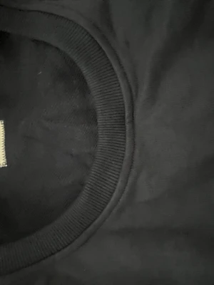 Cp Company tröja  - En enkel marine blå cp Company med rund halsringning och korta ärmar. Tillverkad i mjuk bomull som känns skön mot huden. Perfekt att matcha med jeans eller shorts för en clean och stilren look.