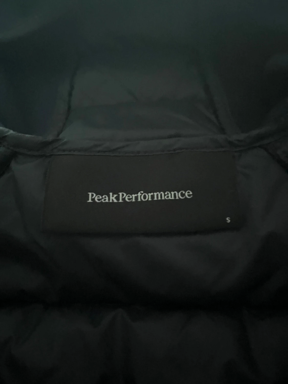 Peak performance mörkblå vindjacka med huva  - 2