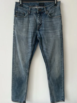 Tiger of Sweden jeans  - Tjena, säljer ett par schyssta tiger of sweden jeans i modellen Pistolero, i strl W30/L32 Jeansen är i färgen blå och är i ett bra skick hör gärna av dig om du har några frågor🤗22