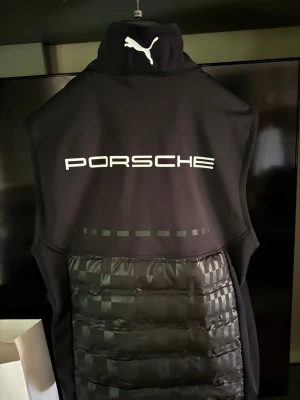Svart dunväst Porsche x Puma - Snygg svart dunväst från Porche. Detta är den nya modellen ihop med Puma. 