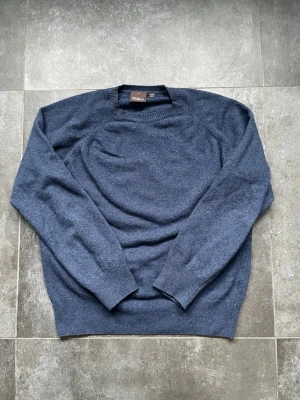 Oscar Jacobson stickad tröja  - Tjena, säljer nu denna riktigt snygga och populära stickade tröjan från Oscar Jacobson, den är i bra skick utan några skador, hör av er vid frågor eller funderingar🙌🤝 