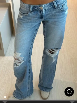 Intressekoll - INTRESSEKOLL på dessa jättesnygga jeans ifrån Gina Young 14+, storlek S (tredje bilden är min egna) ge prisförslag (slutsålda)