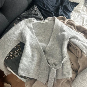 stickad kofta - stickad kofta ifrån ginatricot i storlek xs💞