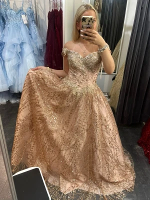 Ball klänning - Miobella's popular Christina ball dress in rose gold!😍 The dress is size M, I'm normally size S and the dress was still perfect for me, so the size fits S and M. The dress has been shortened to fit my height, so the length of the dress is suitable for people who are about 160-170cm tall.  The dress is in perfect condition! The dress was originally 530€, I'm selling it for 500€. The dress comes with a hoop skirt, which was 89€ but you can get it for 50€! 💘 So the price with the hoop skirt is 550€