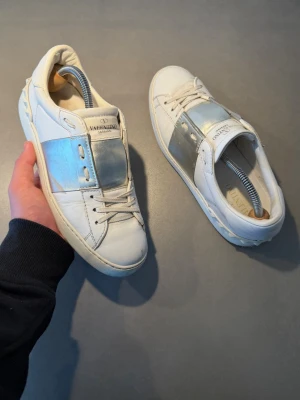 Valentino Skor - ‼️VI TAR EJ BYTEN‼️ Valentino open sneaker | Skick: 8,5/10 | Storlek 38 fits 39 | Valentino kort ingår | Fraktar inom 24H efter köp på köparens bekostnad 📦💨 | Hör av dig vid minsta fråga eller fundering 💭 