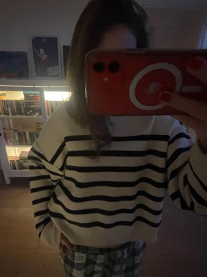 Randig oversized tröja med luva i vitt och svart - Säljer en oversized tröja med luva med vita och svarta ränder. 