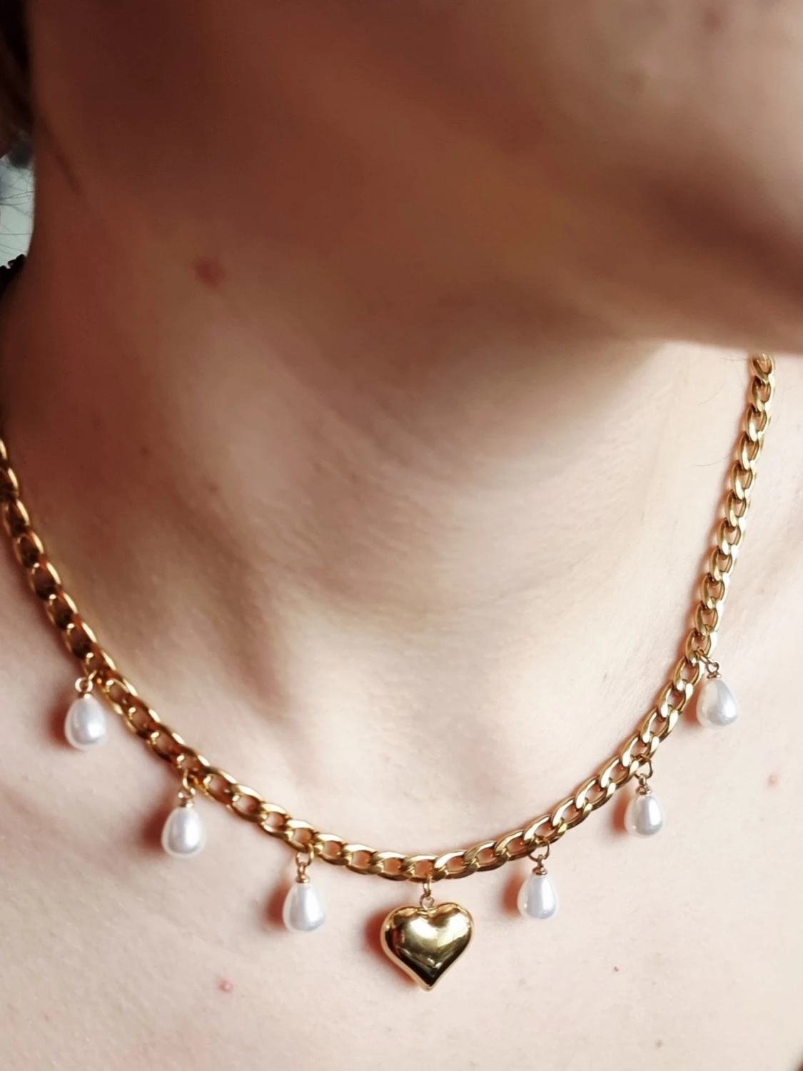 Stilfullt halsband med pärlor och hjärta  - 4