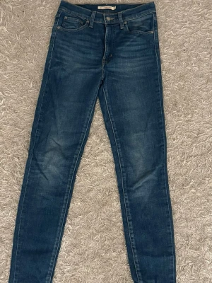 Levi’s Jeans - Super snygga jeans från Levis i modellen mile high super skinny ❣️ (det är skinny jeans) men så snygga!