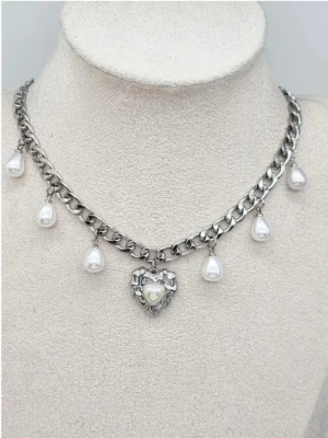 Stilfullt halsband med pärlor och hjärta  - Material-rostfritt stål.  Kedjetjocklek-7mm #38