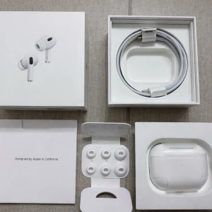 Apple AirPods Pro 3 med laddningsetui - Säljer ett par Apple AirPods Pro 3 i vitt med trådlöst laddningsetui. Hörlurarna har silikonproppar i olika storlekar och levereras med USB-C till Lightning-kabel. Snygg och kompakt design i plast, perfekt för musik och samtal.