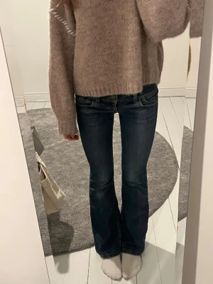 Lågmidjade bootcut jeans  - Assss snygga mörkblå jeans❤️❤️💕🥰 W28/39cm L28/76cm innerbenslängd Knappt använda!