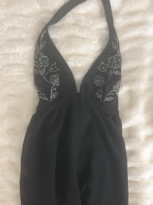 Halterneck topp - Halterneck i mesh tyg. Åtdragbar i midjan