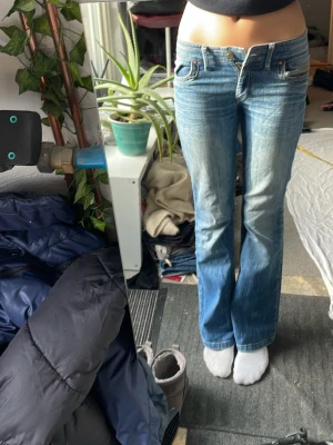 Vintage jeans - Bra skick, slitna på benen (bild 1) mått: midjemått rakt över 38,5 grenhöjd 22,5 benöppning 25 innerbenslängd 80cm