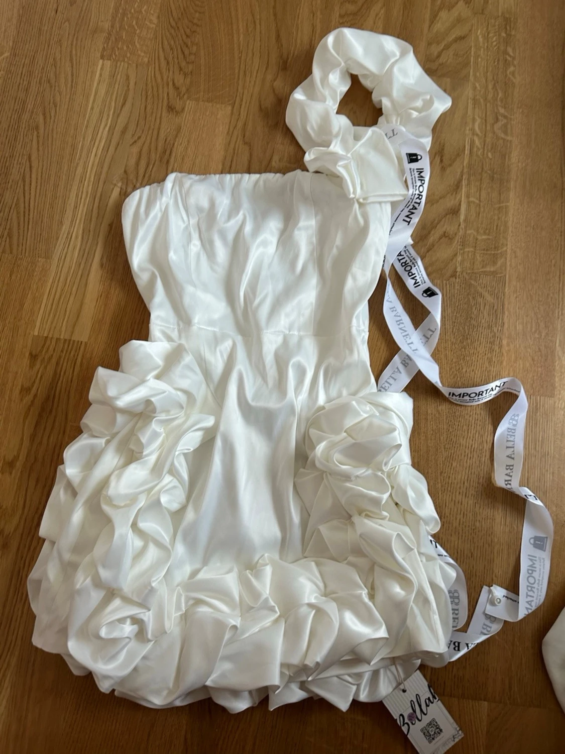 Vit volangklänning student