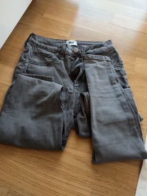 Gråa skinny jeans från 157 - Säljer ett par gråa skinny jeans från 157 med klassisk femficksdesign och dragkedjegylf. Jeansen har en smal passform och är tillverkade i ett stretchigt material för extra komfort. Perfekta till en avslappnad streetstyle-look.