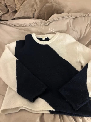 Stickad tröja med blåvit  diagonal design från Gina Young  - Säljer den populära stickade tröjan från Gina Young. Använd ett fåtal gånger. 