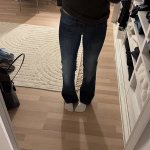 Blå bootcut jeans - Säljer ett par mörkblåa jeans från weekday (cheap Monday). Storlek 26/32.