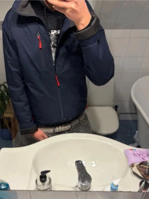 *NYSKICK* Helly Hansen Seglarjacka - Tja! Säljer en tvär snygg Helly Hansen seglarjacka. Vind och vattentät med fleece fodrad krage. Otroligt bra passform. Nypris ~2000kr, denna är nyskick knappt använd för halva priset. Hör av dig om du har någon fundering!