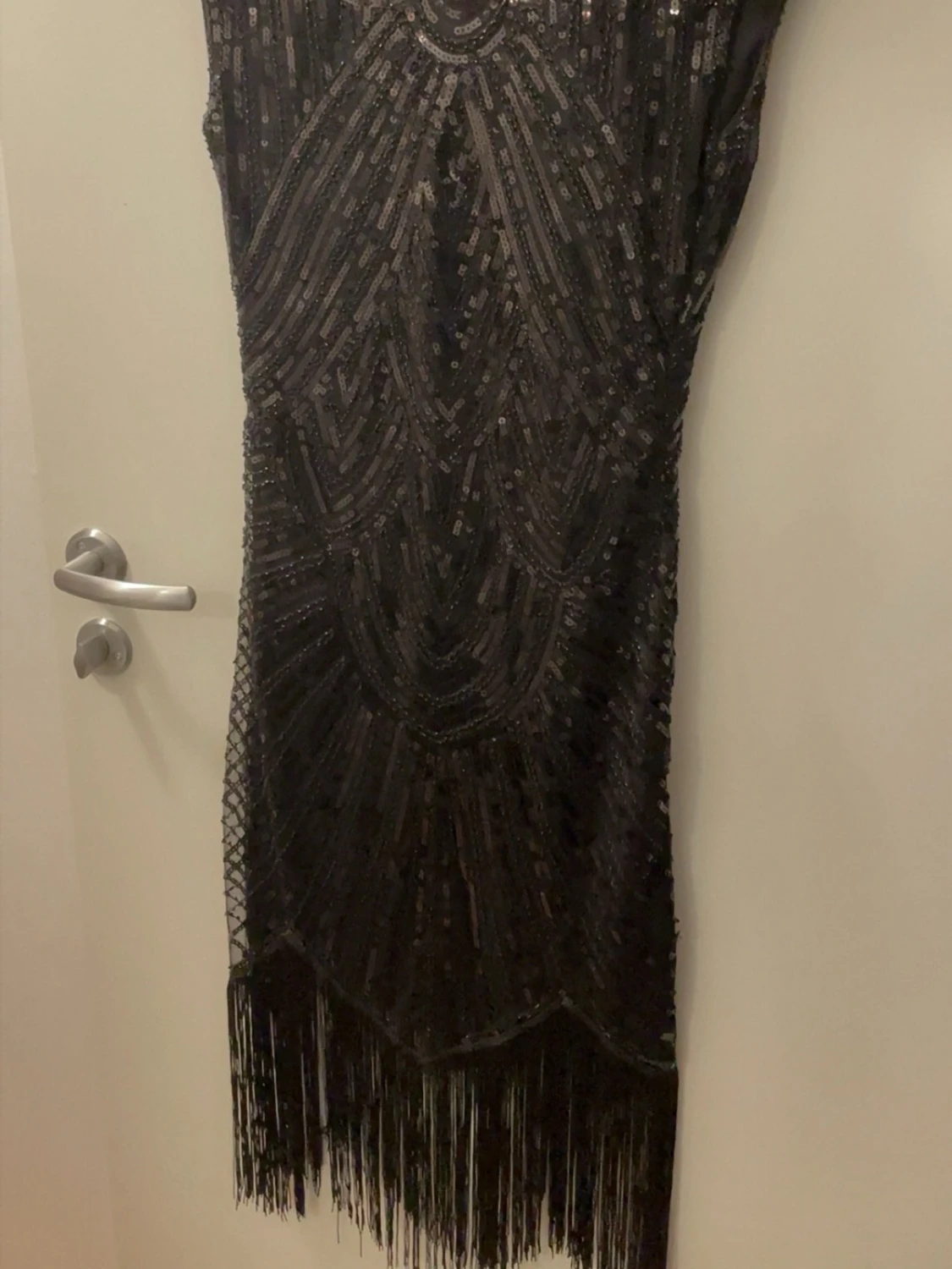 Svart glittrig fransklänning