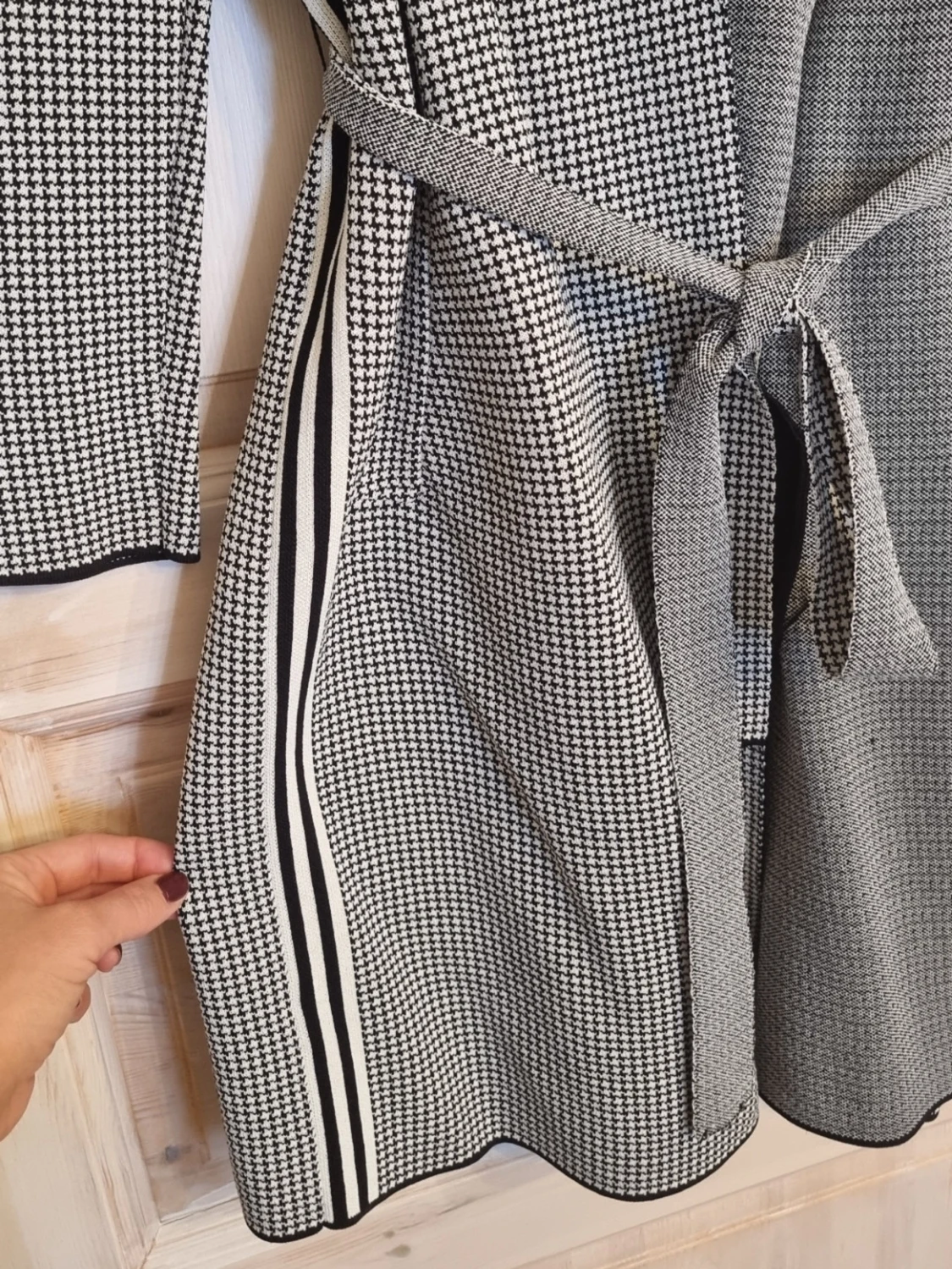 Svartvit lång kofta med huva från Oui - 4