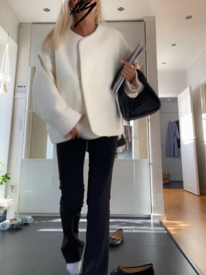 Jacka - Super snygg vit jacka / kappa från ellos som inte kommer till användning. Sista bilden är lånad