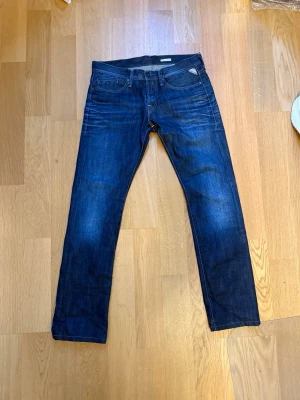 Vintage Replay Jeans - Säljer dessa feta vintage replay jeans med skön fading eftersom att de inte passar stilen ja går för! De är W32/L34 och sitter bra om du gillar mer åt skinny jeans hållet.  Ingen aning om ny pris men priset är ej hugget i sten så fråga på om ni har frågor och kom med förslag! 👍