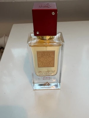 Ana Abiyedh Rouge Lattafa - Använd fåtal gånger 