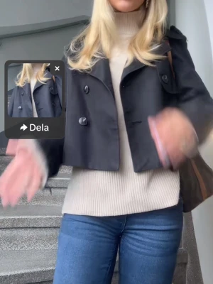 Beige polotröja i ribbstickad stil - Säljer en beige oversized polotröja med ribbstickade detaljer vid hals, ärmslut och nederkant. Tröjan har en avslappnad passform och är tillverkad i mjukt stickat material. Skriv till mig om ni har några frågor:)