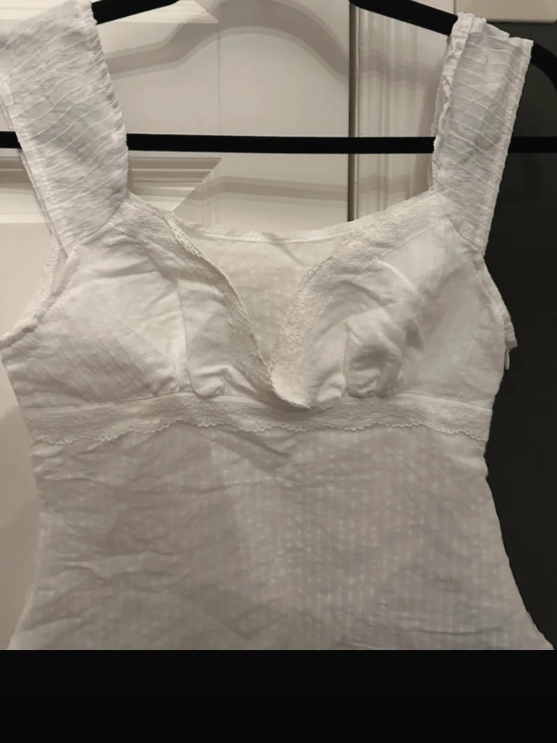 Vit linnetopp med breda axelband - 2