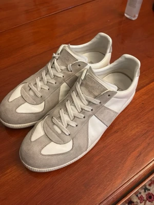 Maison Margiela Gats - Använda gats, hel vita och har några tecken på användning, hälen har märken men inga hål som läcker in vatten