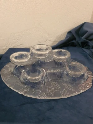 Unik ljusstake - Säljer en cool och ovanlig ljusstake i transparent glas med spräckligt mönster. Formen är organisk och har plats för fem ljus i olika höjder. Perfekt som centerpiece på bordet för dig som gillar modern design.