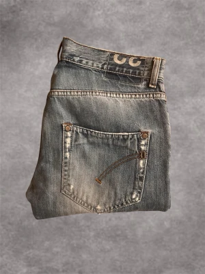 Dondup jeans Blå - Feta dondup jeans! Storlek: W32 L30 (Längd: 94cm). Blå. Modellen är 180cm och väger ca 60kg. Mycket bra skick.