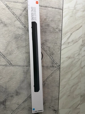 JBL Cinema SB510 Soundbar - Säljer en svart JBL Cinema SB510 soundbar med slimmad och modern design. Perfekt för att boosta ljudet till TV eller dator. Kompakt storlek men levererar kraftfullt ljud. Stilren och enkel att placera i hemmet.