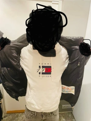 Svart pufferjacka från Moncler - Säljer en svart pufferjacka från Moncler med glansig finish och hög krage. Jackan har dragkedja framtill, två sidofickor och en patch med Moncler-logga på ärmen. Perfekt för kalla vinterdagar och riktigt snygg streetstil. Häng grejen är sönder men syns inte. Går även att laga lätt. Den passar folk som är 170cm och uppåt till 185cm