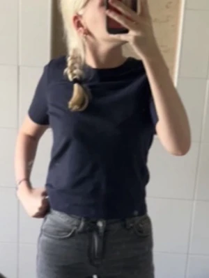 Mörkblå croppad t-shirt - Storlek xs men passar även S då den är stretchig. Använd men inga tecken på slitage